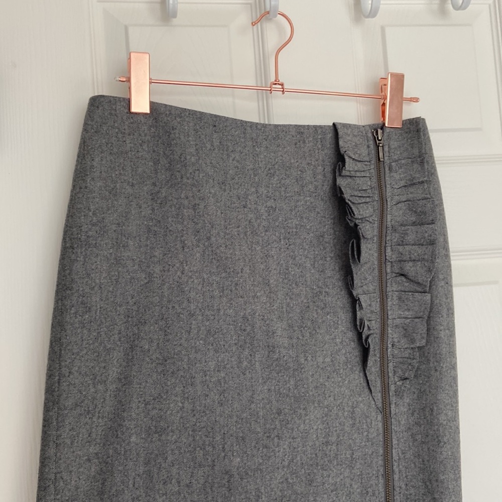 Banana Republic Size 6 grey pencil ✏️ skirt with ruffle detail